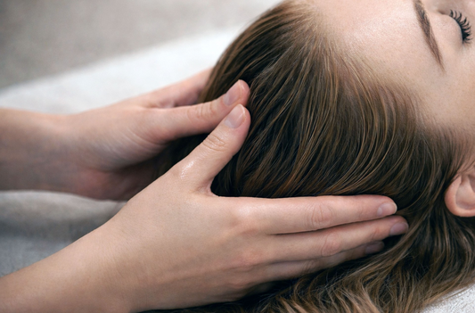 Massage du cuir chevelu : bienfaits pour les cheveux et la relaxation